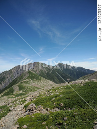 縦走登山道より荒川三山を望む 129325597