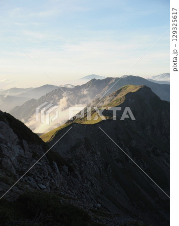 荒川岳稜線の夕刻 129325617