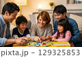 ボードゲームを楽しむ家族 129325853