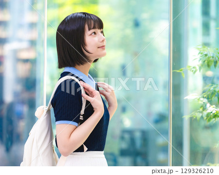 窓際で見上げる女子学生 窓際で見上げる女子学生 129326210