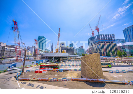 日本の東京都市景観8月5日。新宿駅前や新宿駅西口再開発などを望む…新時代へ 129326253