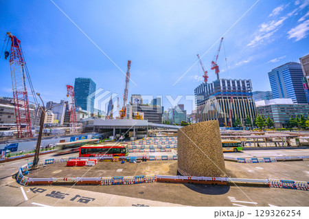 日本の東京都市景観8月5日。新宿駅前や新宿駅西口再開発などを望む…新時代へ 129326254