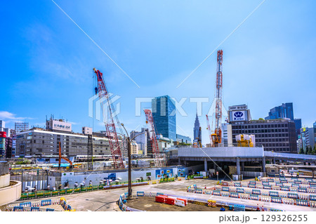 日本の東京都市景観8月5日。新宿駅前や新宿駅西口再開発などを望む…新時代へ 129326255