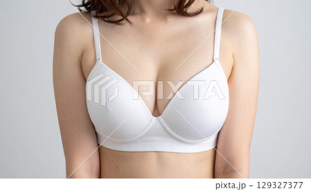 ブラジャー姿の女性、女性の上半身、下着姿、女性の身体のイメージ 129327377