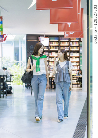 友達と大学構内の階段を上る女子大生 友達と大学構内の階段を上る女子大生 129327503