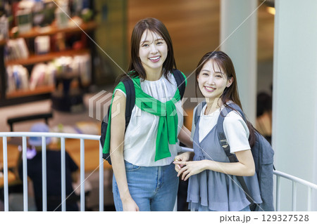 友達と大学構内の階段を上る女子大生 友達と大学構内の階段を上る女子大生 129327528