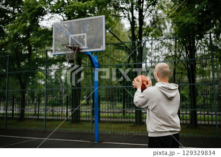Basketball Player Ready to Shoot on Outdoor Court 129329834