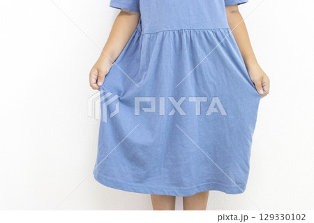 スカートの両端をつ摘まむ仕草の女の子(日本人、顔無し、5歳) スカートの両端をつ摘まむ仕草の女の子(日本人、顔無し、5歳) 129330102
