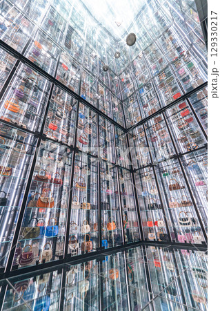 グッチ銀座ギャラリーの鏡張りの部屋 129330217