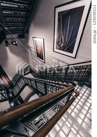 銀座商業施設内の螺旋階段 129330311
