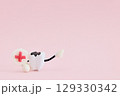 バツ印をもったミニチュアの虫歯 129330342