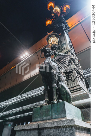 日本橋の麒麟像（夜景） 129330444