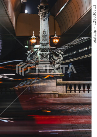日本橋の麒麟像と車の光跡 日本橋の麒麟像と車の光跡 129330513