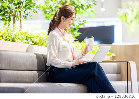 コワーキングスペースで仕事をする女性 コワーキングスペースで仕事をする女性 129330710
