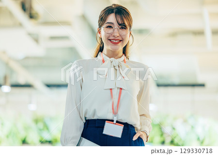 オフィスでノートパソコンを持って歩くビジネスウーマン 129330718