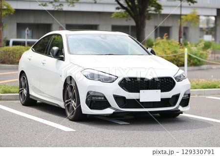 ドイツ製の白いセダン　イメージ 129330791