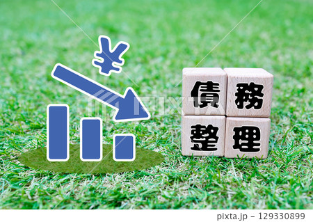 債務整理をイメージした日本円と下降グラフの構成 債務整理をイメージした日本円と下降グラフの構成 129330899
