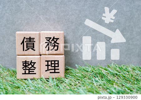 債務整理をイメージした日本円と下降グラフの構成 債務整理をイメージした日本円と下降グラフの構成 129330900