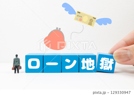 ローン地獄に苦しむビジネスマンと飛ぶお札のイメージ 129330947
