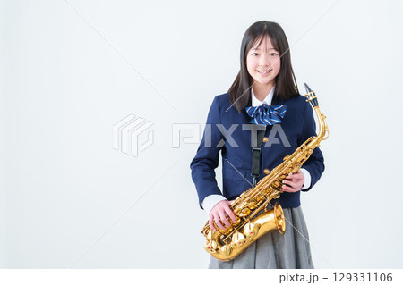 サックスを持つ学生の女の子 サックスを持つ学生の女の子 129331106