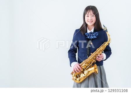 サックスを持つ学生の女の子 サックスを持つ学生の女の子 129331108
