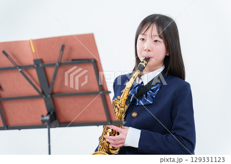 サックスを演奏する学生の女の子 129331123