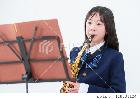 サックスを演奏する学生の女の子 129331124