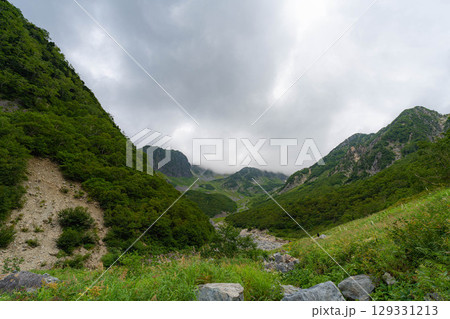 【山岳素材】殺生ヒュッテから見る風景と槍ヶ岳【長野県】 129331213
