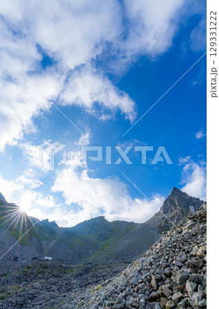 【山岳素材】殺生ヒュッテから見る風景と槍ヶ岳【長野県】 129331222