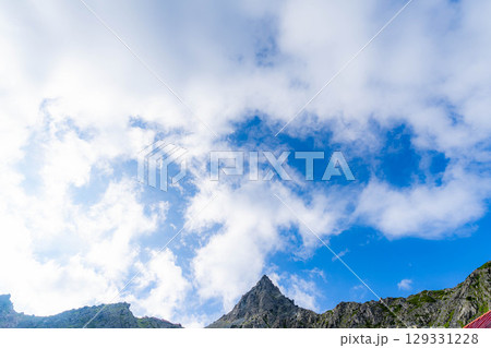 【山岳素材】殺生ヒュッテから見る風景と槍ヶ岳【長野県】 129331228