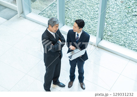 打ち合わせするビジネスマン 129331232