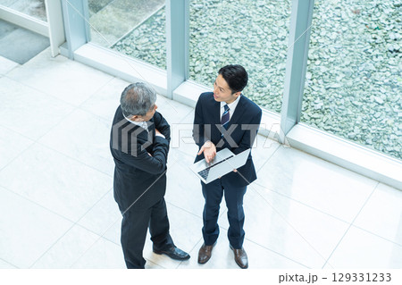 打ち合わせするビジネスマン 129331233