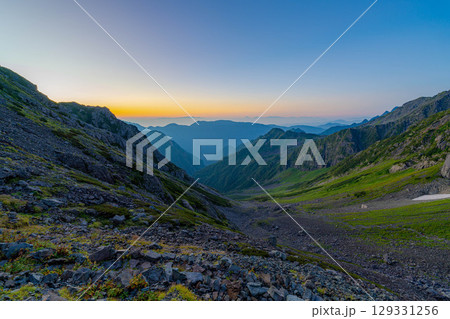 【山岳素材】朝の殺生ヒュッテから見る風景と槍ヶ岳【長野県】 129331256