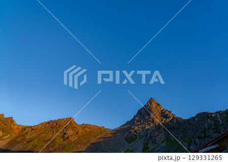 【山岳素材】朝の殺生ヒュッテから見る風景と槍ヶ岳【長野県】 129331265