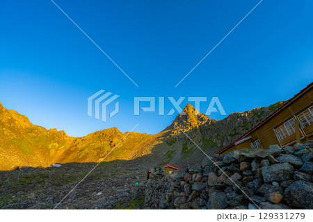 【山岳素材】朝の殺生ヒュッテから見る風景と槍ヶ岳【長野県】 129331279