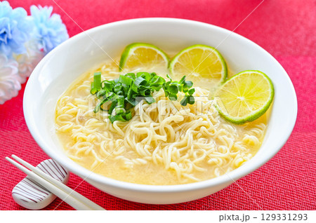 インスタントの豚骨ラーメン インスタントの豚骨ラーメン 129331293