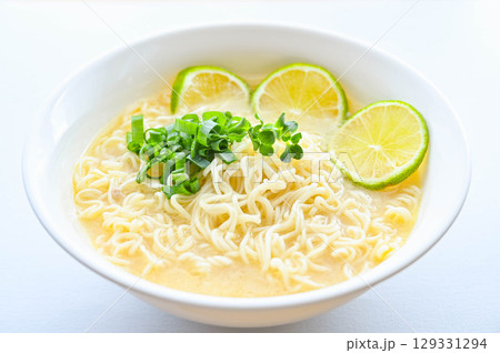 インスタントの豚骨ラーメン インスタントの豚骨ラーメン 129331294