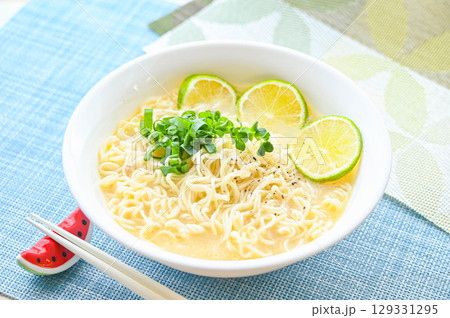 インスタントの豚骨ラーメン インスタントの豚骨ラーメン 129331295