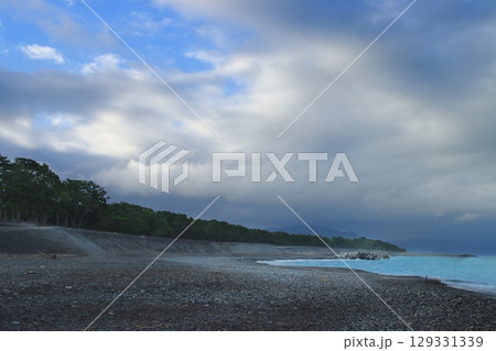 薄晴れの海岸線のイメージ【静岡県三保の松原】 129331339