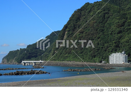 【静岡県】難所「大崩海岸」の海上に突き出した石部海上橋 【静岡県】難所「大崩海岸」の海上に突き出した石部海上橋 129331340