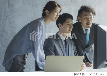 オフィスでパソコンを使うビジネスマン オフィスでパソコンを使うビジネスマン 129331377