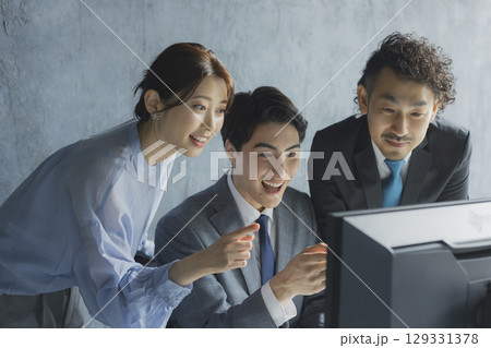 オフィスでパソコンを使うビジネスマン 129331378