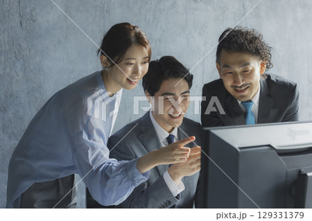 オフィスでパソコンを使うビジネスマン 129331379