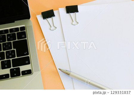ビジネスイメージ　書類作成　デスクワーク　オフィスワーク 129331837