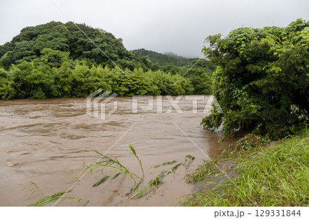 2025年8月の霧島市の天降川　特別警報が出ている鹿児島県の霧島市の川の様子 129331844