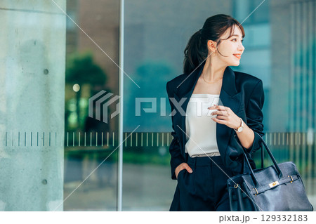 通勤するビジネスウーマン 129332183
