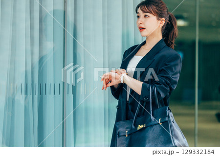 通勤するビジネスウーマン 通勤するビジネスウーマン 129332184
