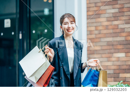 買い物袋を持った若い女性 買い物袋を持った若い女性 129332203