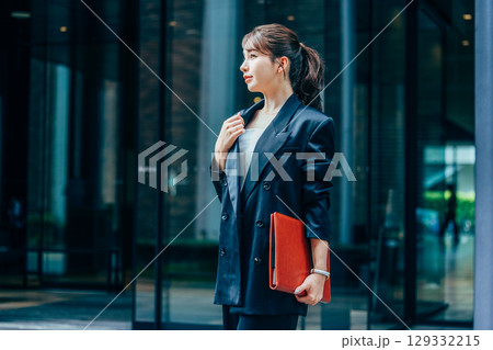 オフィス 若いビジネスウーマン オフィス 若いビジネスウーマン 129332215