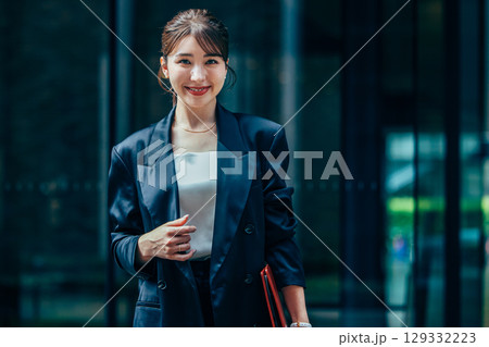 オフィス　若いビジネスウーマン 129332223